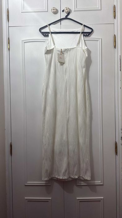 Vestido branco Rihoas com etiqueta