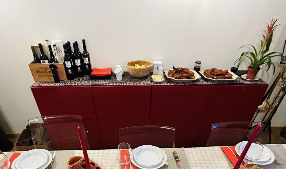 Aparador Ikea Portas vermelhas