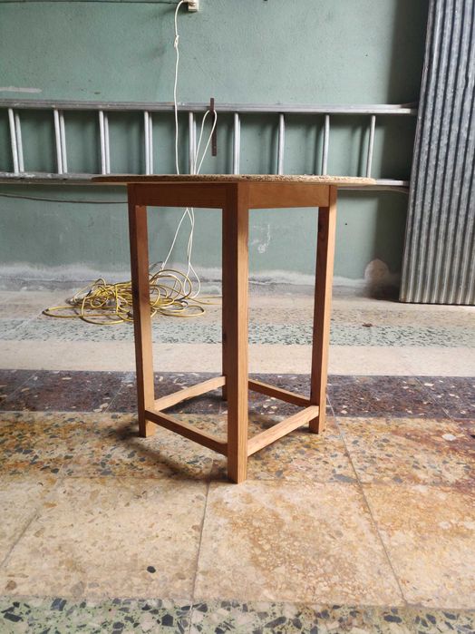 Mesa de madeira e cortiça