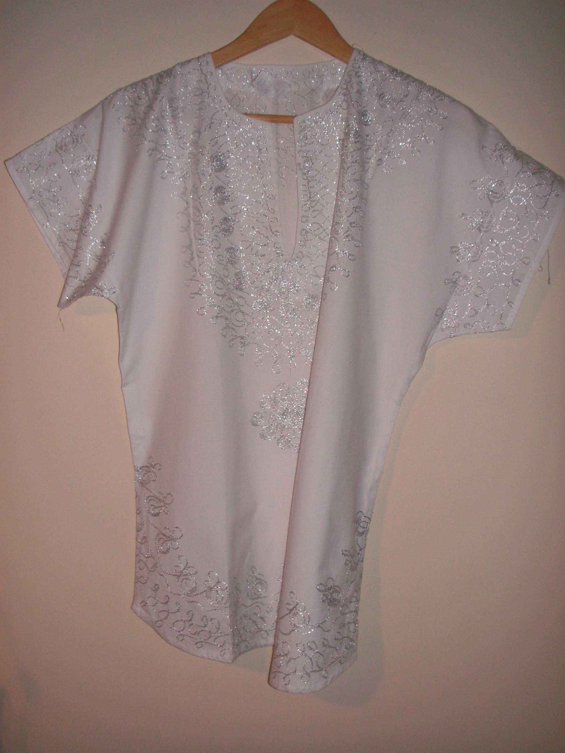 Calções Quechua Preto e Blusa / Túnica Isis Branco e Fio Prateado