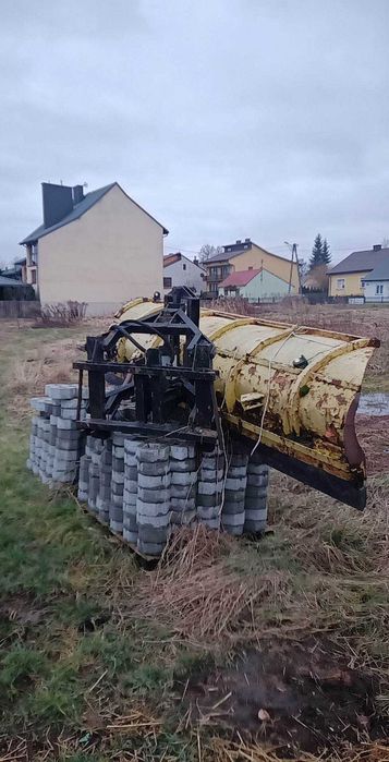 Pług śnieżny z płytą mocującą gotowy do działania.