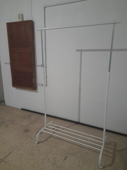 Cabideiro metálico, com rodas