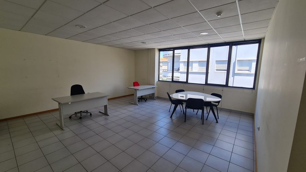 Escritório com 25 m2 - Av. Fernão Magalhães- Porto