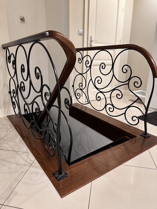 Schody drewniane kuta gięta balustrada wewnetrzne eleganckie