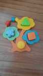 Vários brinquedos para bebé