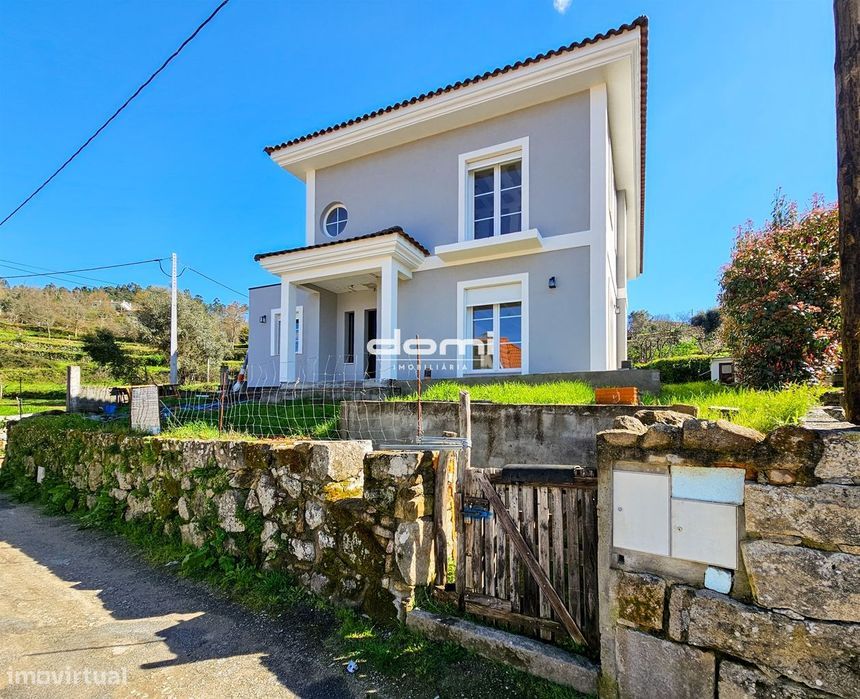 Lote de terreno urbano com moradia V5 em fase de construção no Bairro