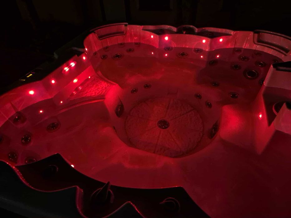 JACUZZI dla 6 osób z hydromasażem WIFI BALBOA VL600S 220x220