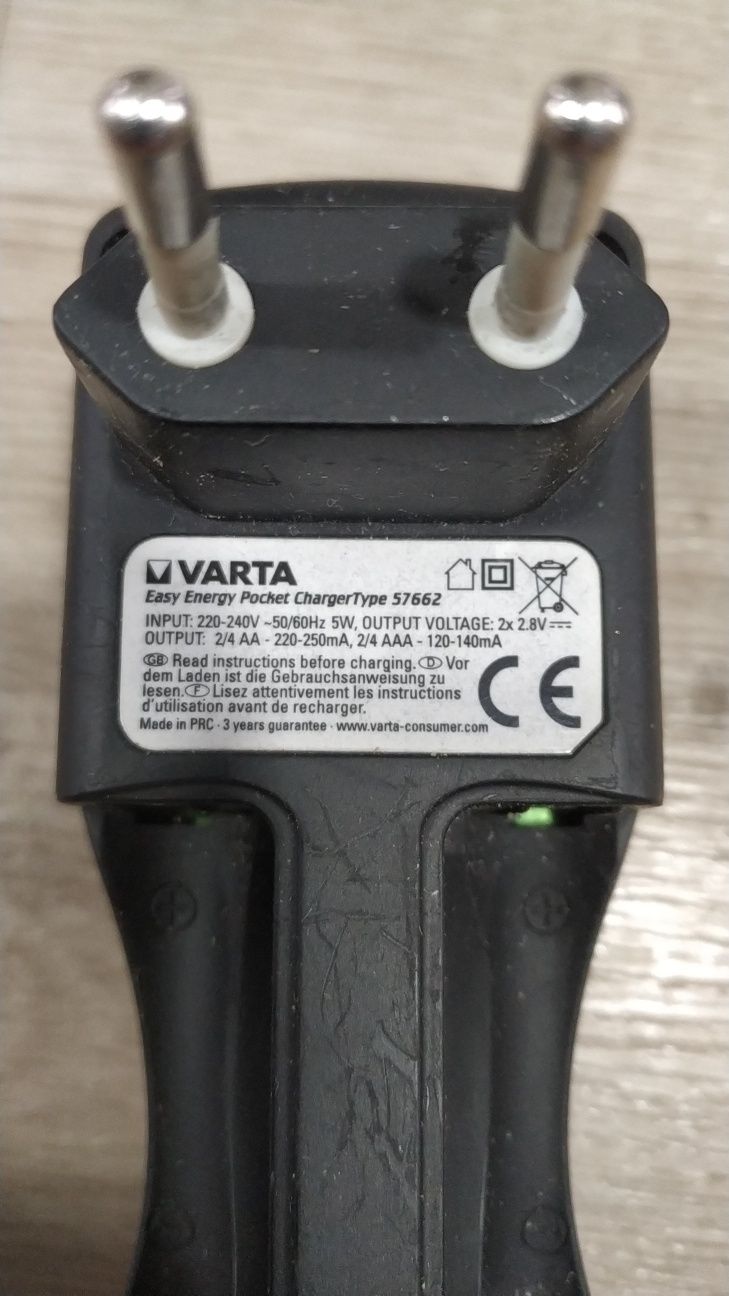 Зарядний пристрій Varta для 4 акумуляторів АА,ААА,зарядка