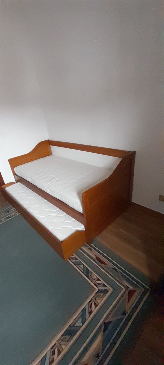 Cama em pinho tratado com 2 colchões