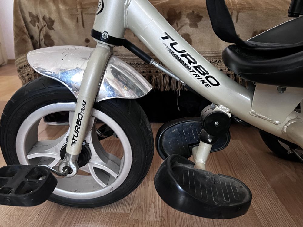 Триколісний велосипед в ідеалі з надувними колесами