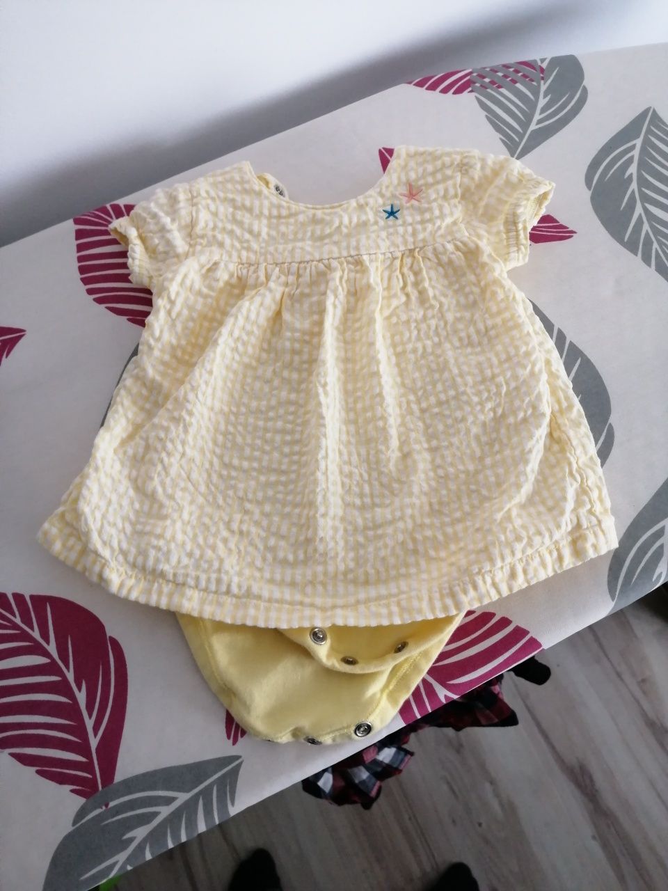 Ubranko niemowlęce sukienka body rozmiar 68 marki 5.10.15