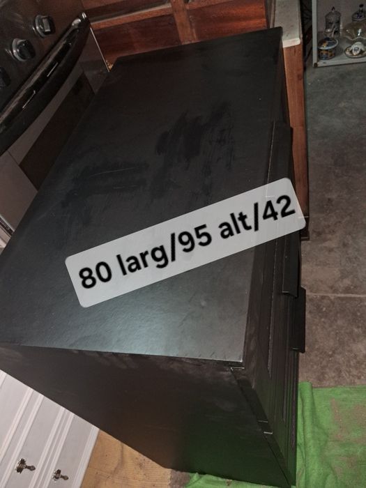 Comoda preta com tres gavetas