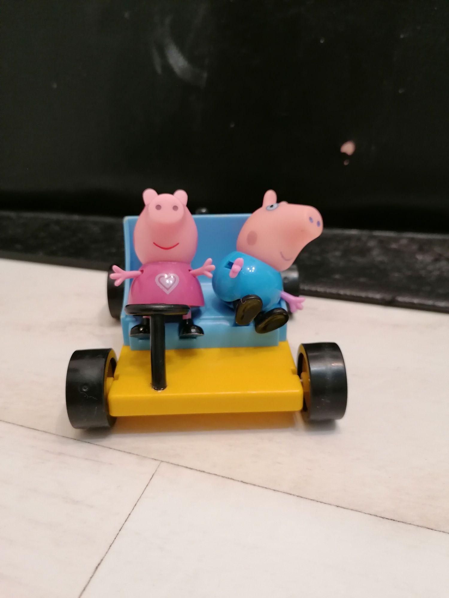 Pojazd z figurkami świnka Peppa i George