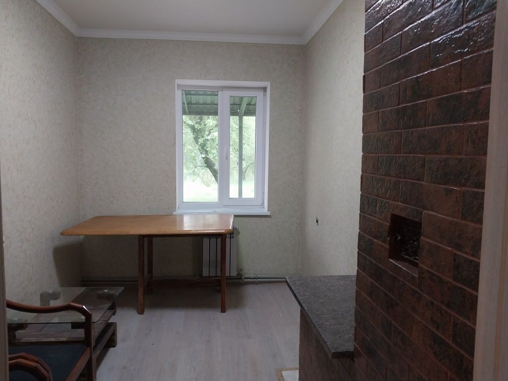Продам будинок біля річки.