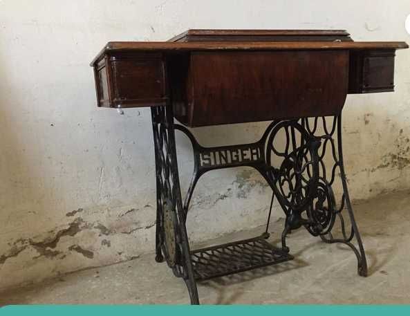 Máquina de costura Singer muito antiga em móvel