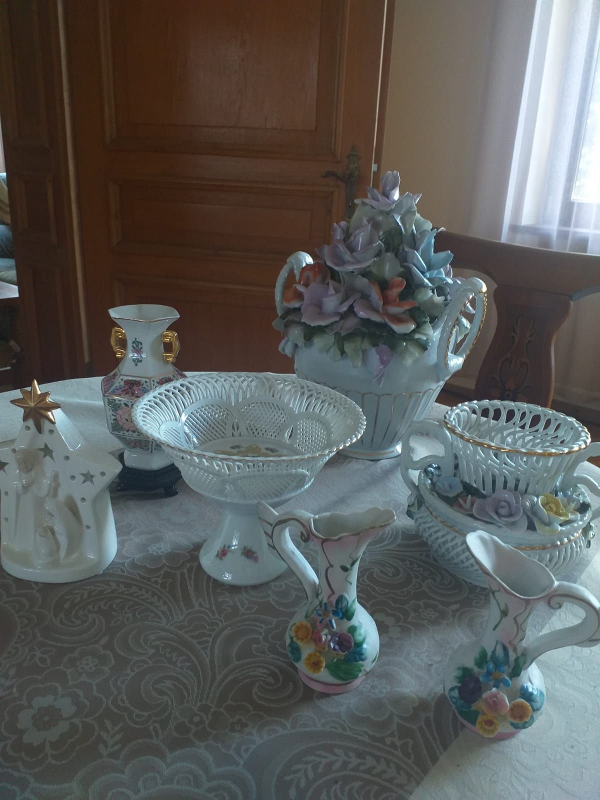 Zestaw dekoracji z porcelany, figurki, misy, wazony