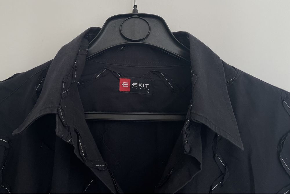 Camisa preta e branca (Exit, tamanho L)