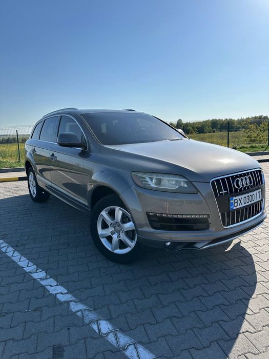 Ауді Q7 2012 р. Машина на повному ходу.