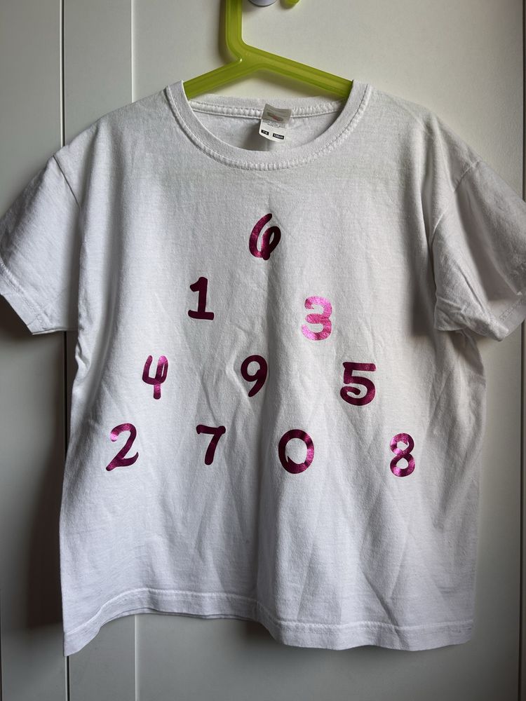 Biała bluzka z numerkami dla dziewczynki T-shirt fruit of the loom 128