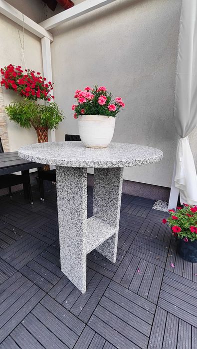 Stolik ogrodowy z granitu