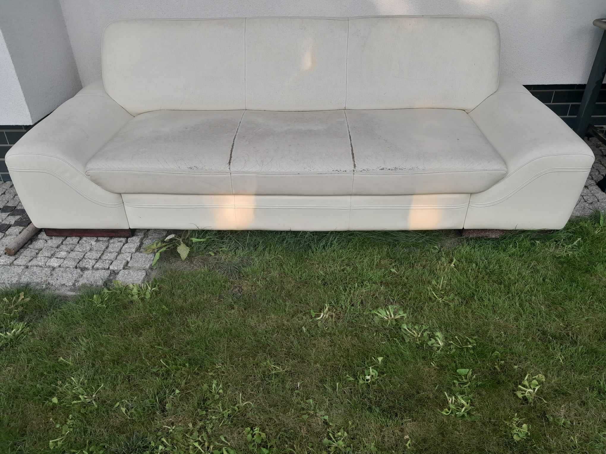 Skórzana sofa w kolorze ecru