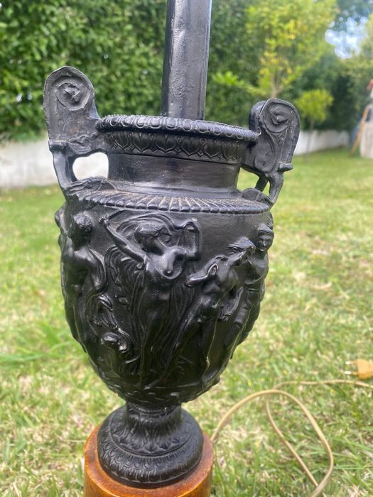 Candeeiro de mesa estilo neoclássico