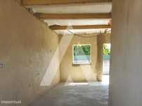 Moradia T2 remodelada e com terreno na quinta Do Loureiro