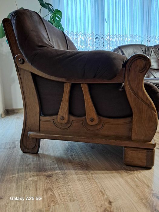 Fotel materiałowy na dębowym stelaży