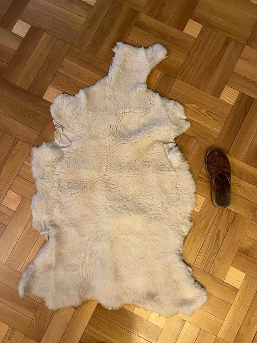 Naturalna wyprawiona skóra owcza jako dywanik