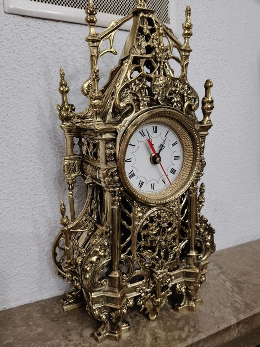 Vendo este Relógio em metal em muito bom estado trabalha muito bem