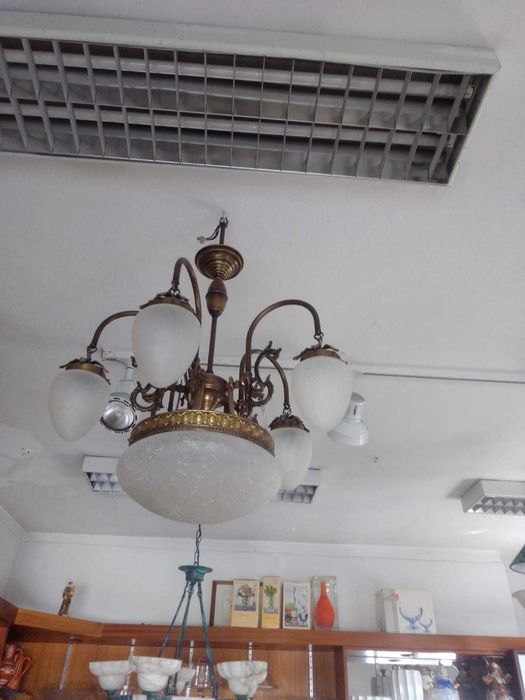 Candeeiro de teto muito bonito e elegante.  Excelente oportunidade.