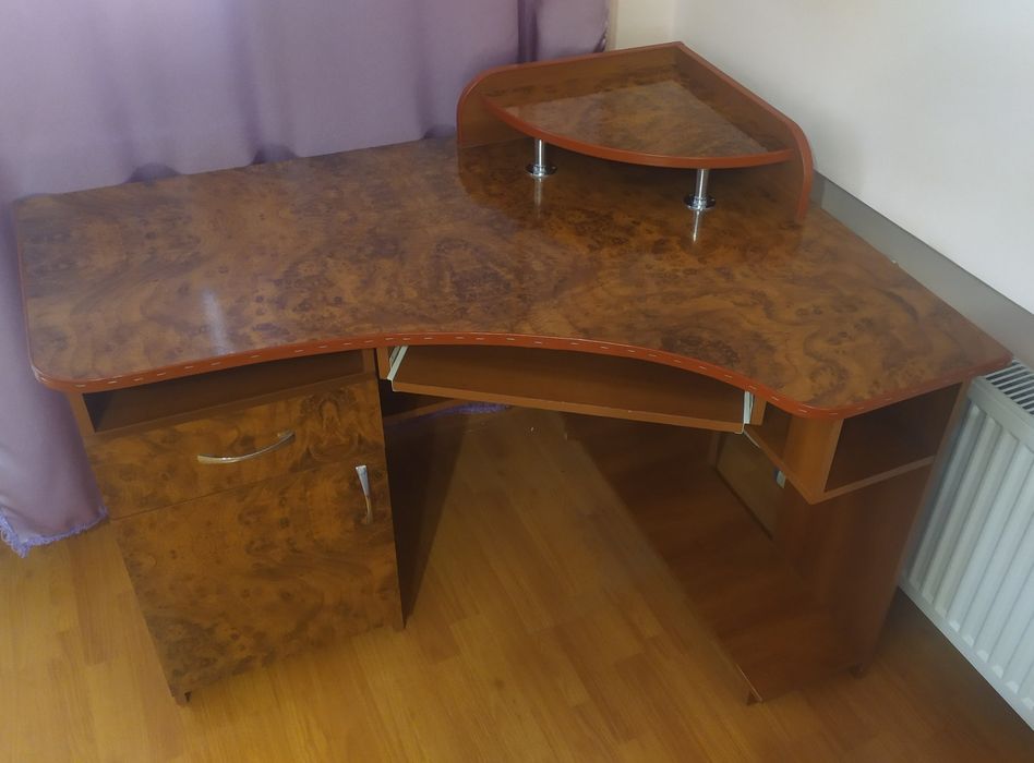 Комп'ютерний стіл