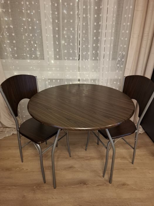 Stół z 4 krzesłami