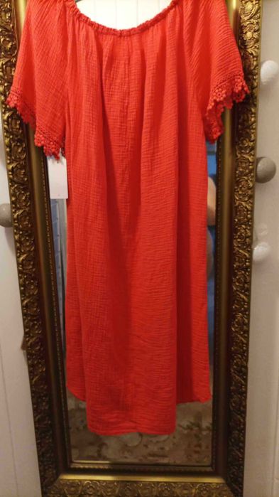 Sukienka damska muślinowa w kolorze koralowym.