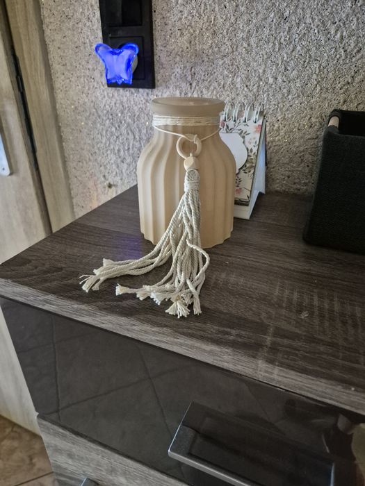 Piękny wazonik, matowe szkło