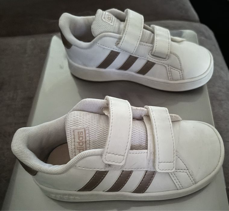 Ténis Adidas, tam. 26. Portes grátis!