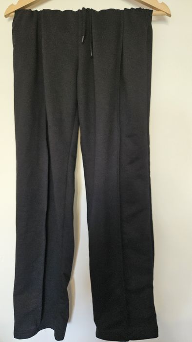 Czarne spodnie z kieszeniami luźne M