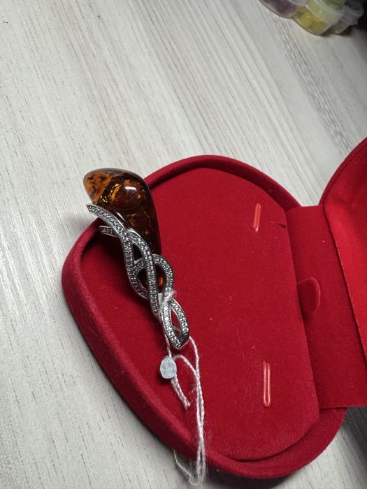 Брошка з янтарем