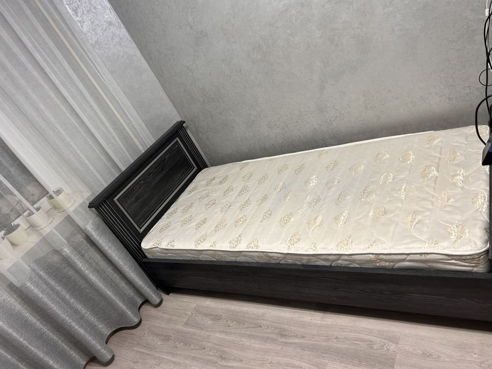Продам односпальне ліжко з матрацом
