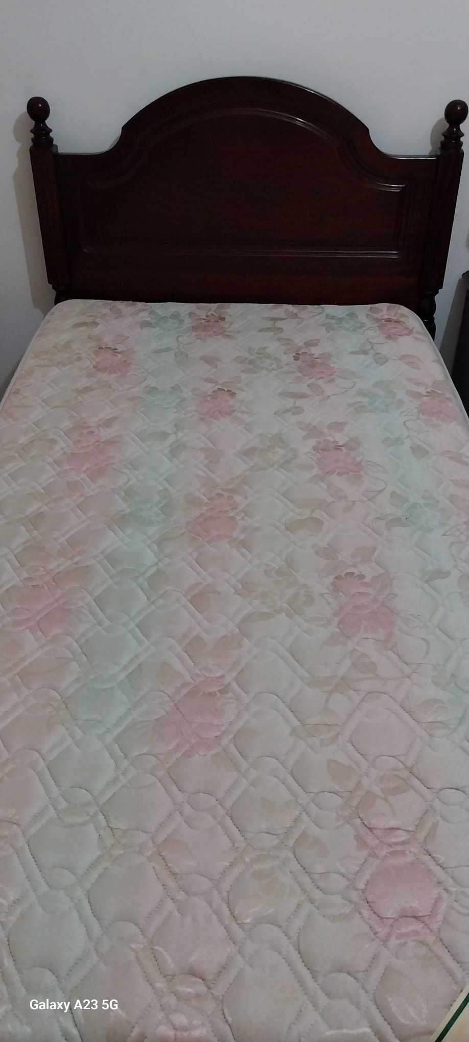 Cama em madeira maciça tamanho solteiro