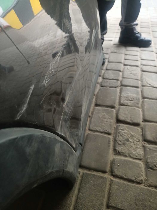 Двері праві задні Jeep cherokee