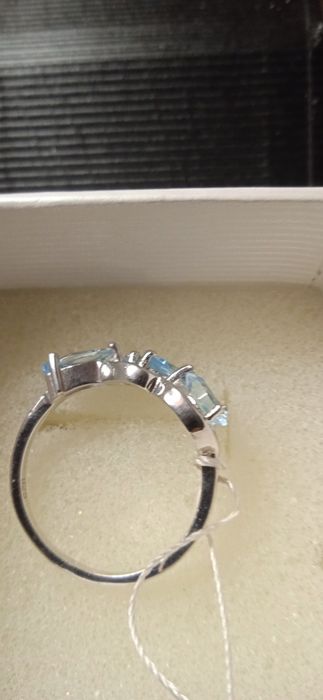 Продам новое кольцо серебро 925 проба р.17',5 вага 2,9 с топазом