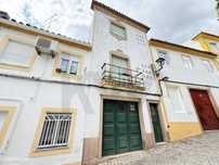Moradia c/ 3 Pisos, 5 Quartos e Garagem!