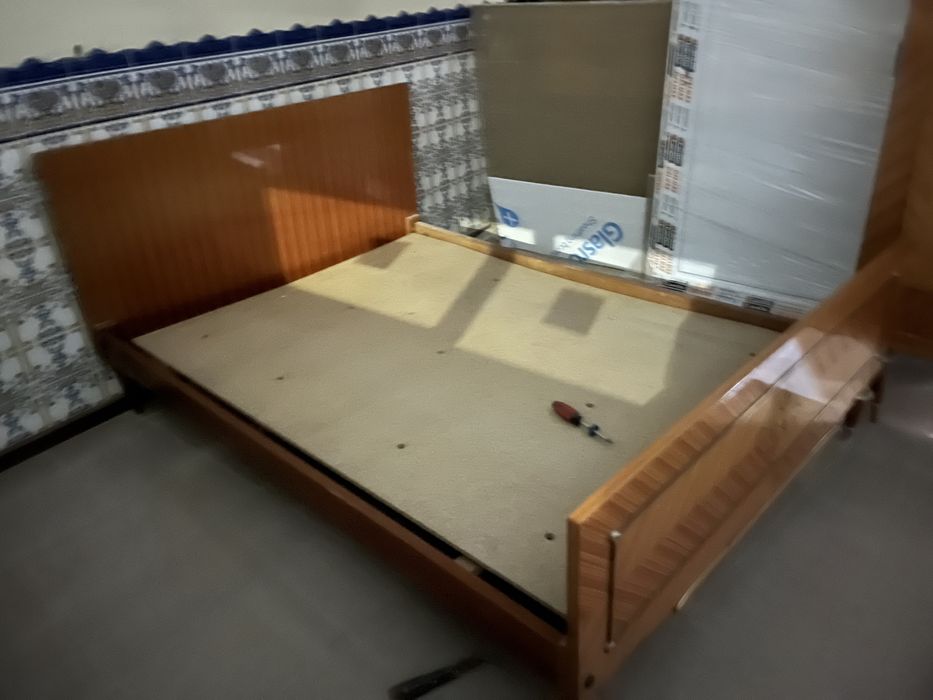 Cama e armario grande com espelho