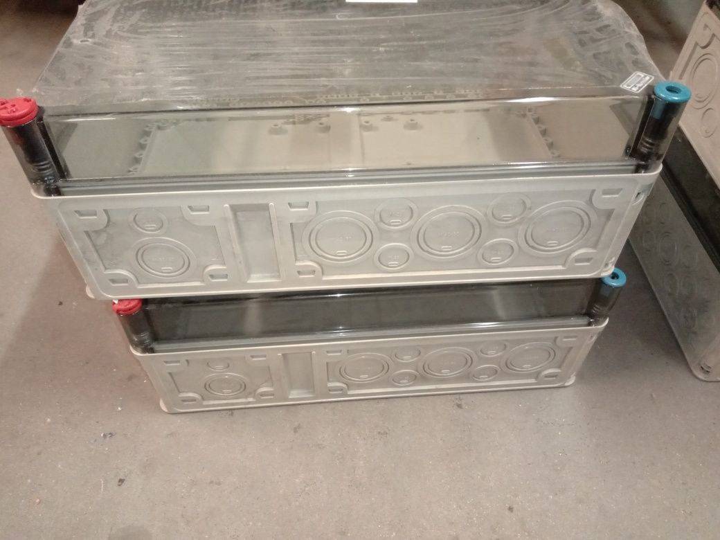 Skrzynka elektryczna z poliwęglanu.450x300x170 mm.