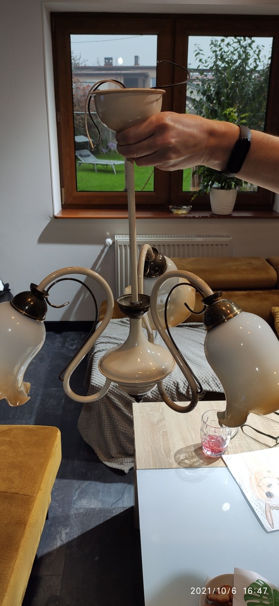 Lampa wisząca trzy żarówki.