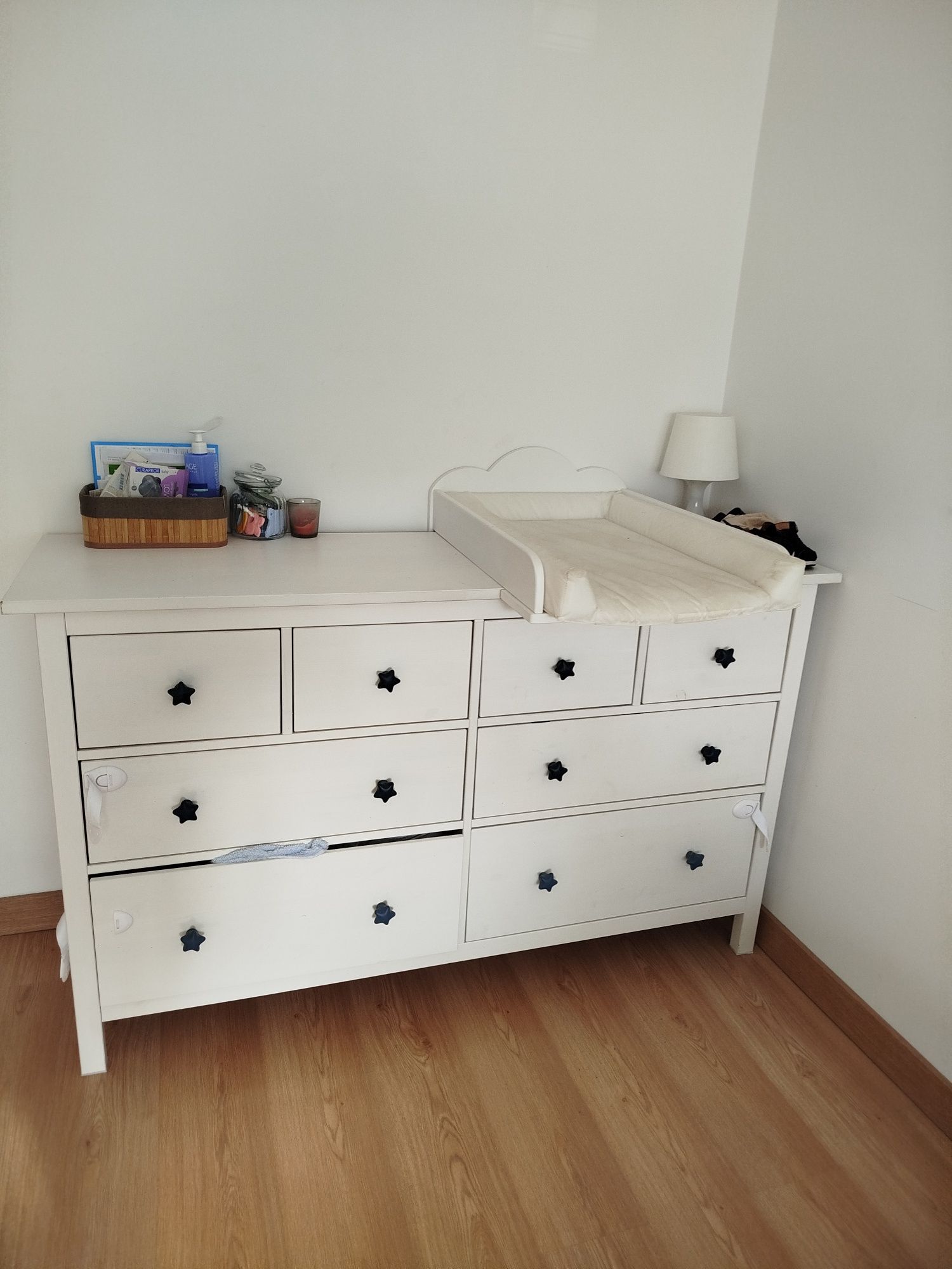 Cómoda HEMNES com trocador de fraldas