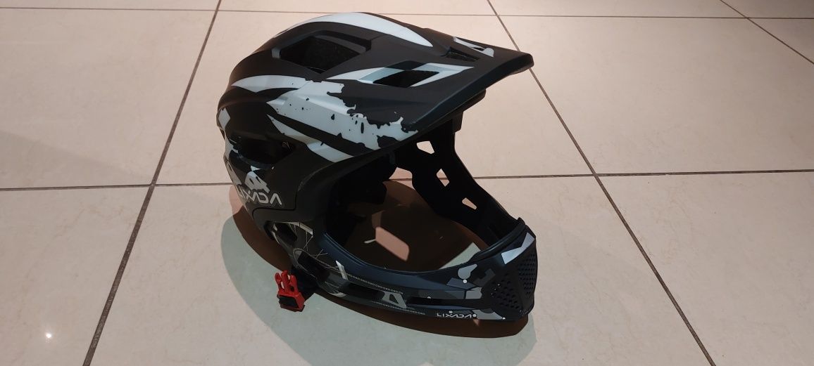 Kask rowerowy z otwierana szczeka