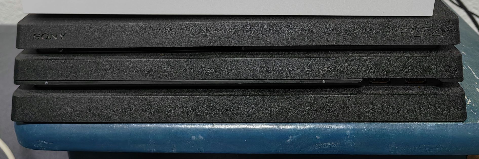 PS4 Pro + Pad + Gry + SSD