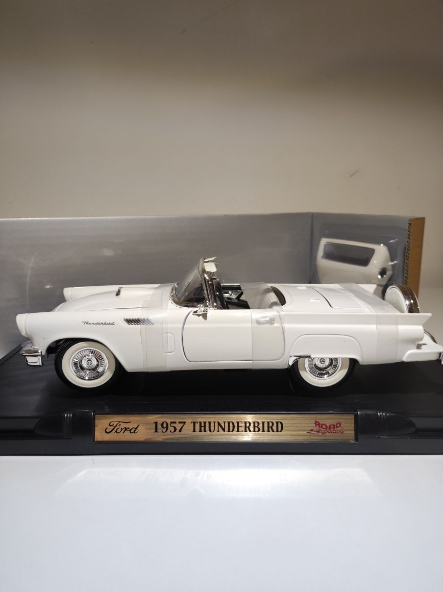 Ford Thunderbird 1957 1:18 Road Signature